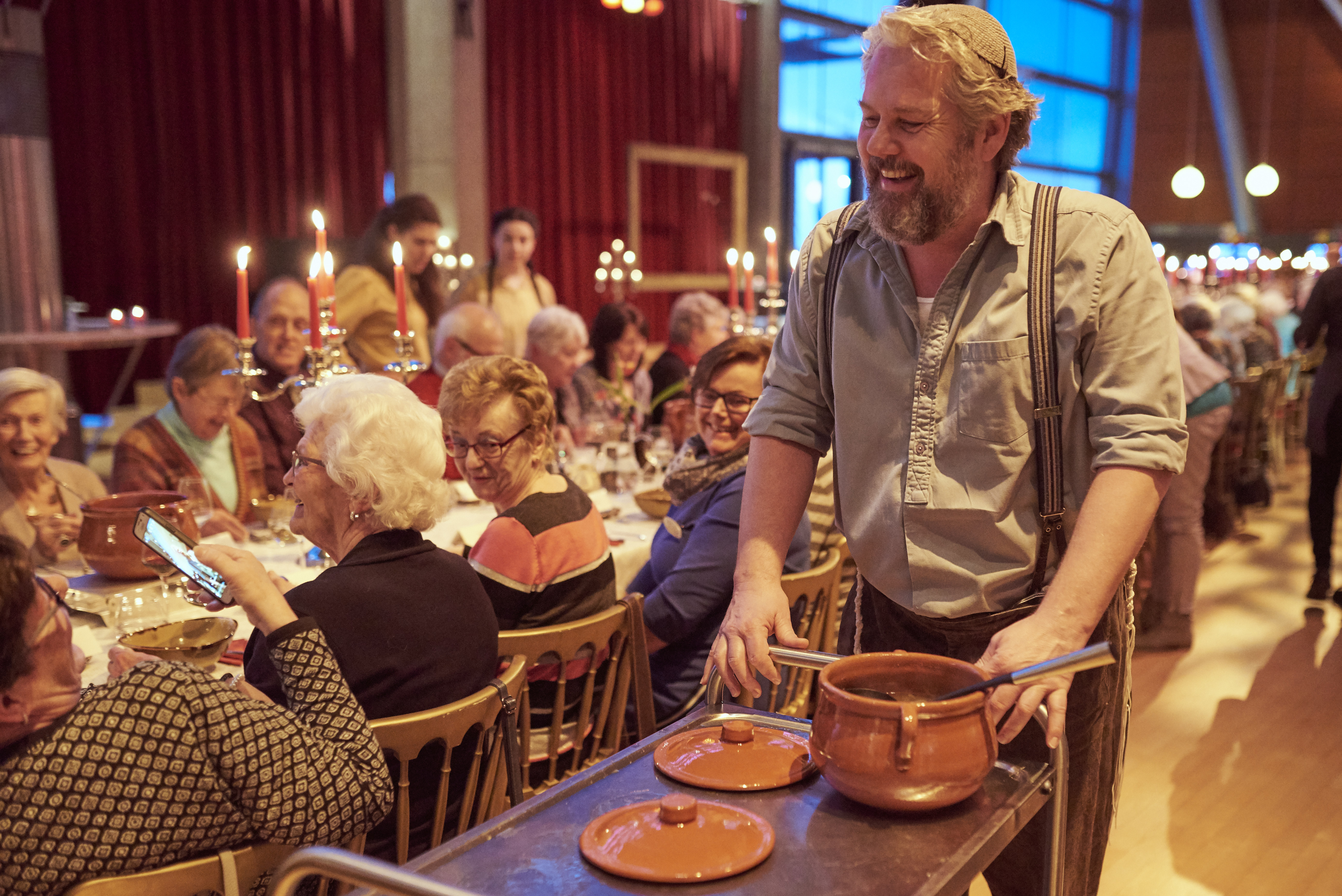 Luxor theater verrast Vier het Leven gasten met speciale première Fiddler on the Roof Luxor theater verrast Vier het Leven gasten met speciale première Fiddler on the Roof