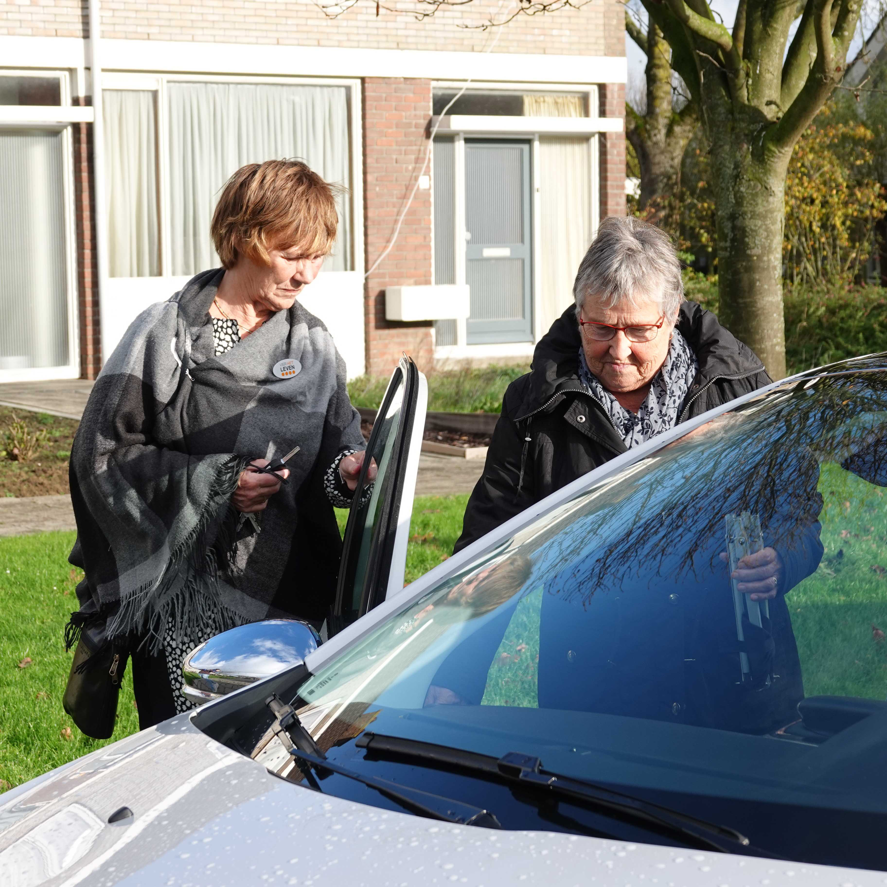 oudere bij auto