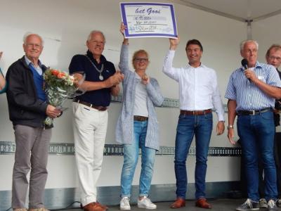 Vier het Leven ontvangt cheque van Gooise Wandelvierdaagse Vier het Leven ontvangt cheque van Gooise Wandelvierdaagse